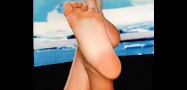  Cumming on kate upton’s feet